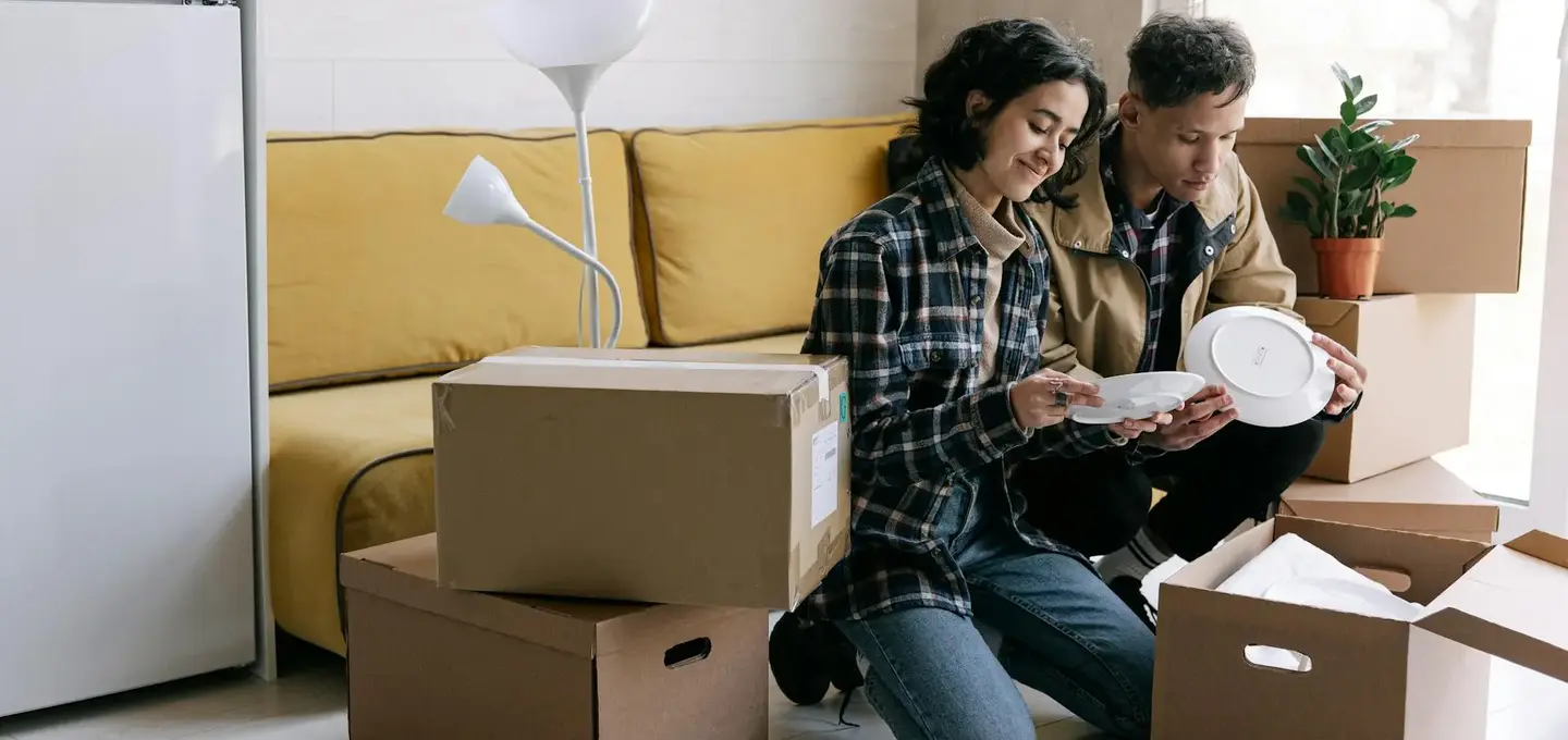 So kannst du Geschirr für den Umzug verpacken: Tipps und Tricks
