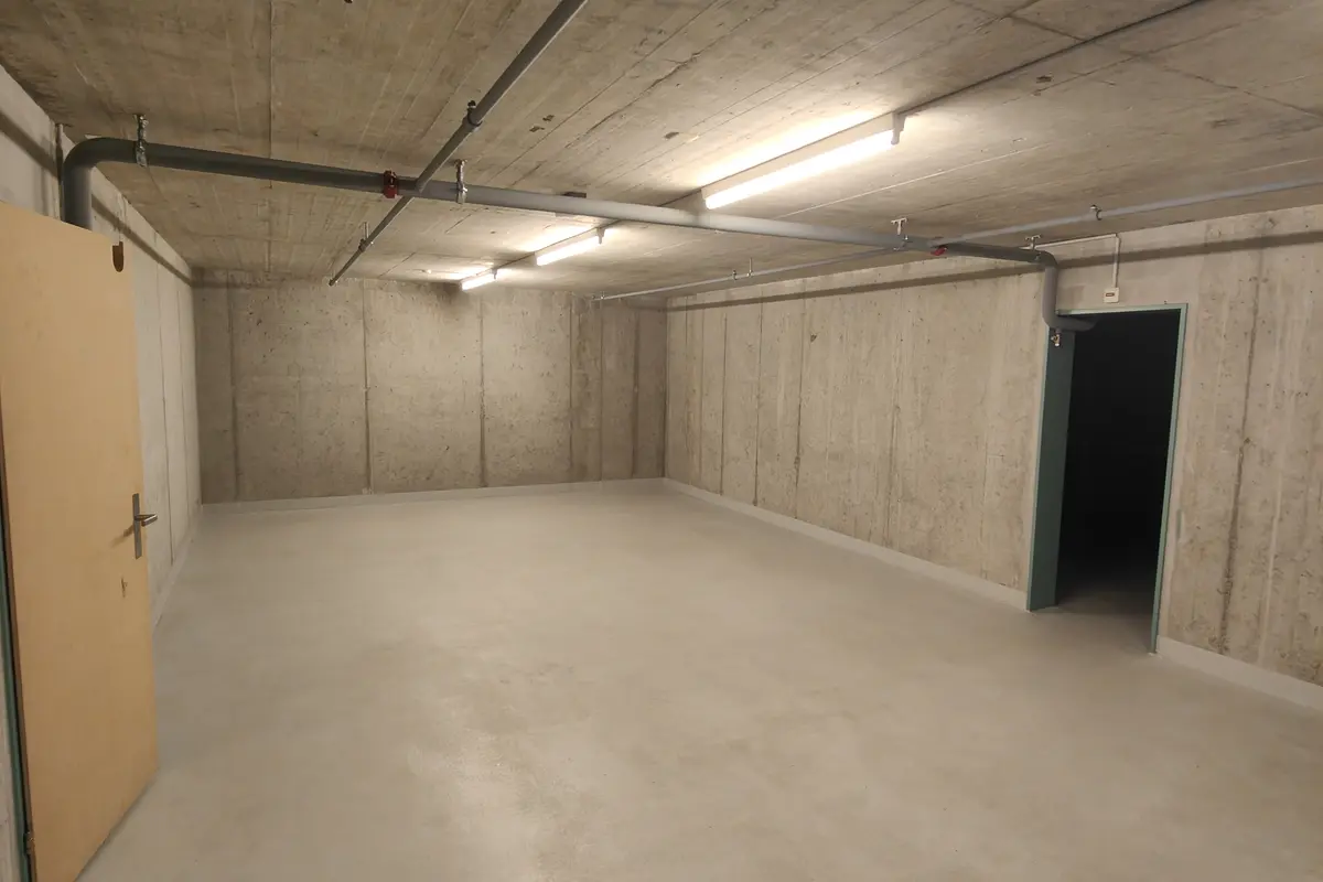 Storage room 104m2 Lagerraum Schaffhausen - Stauffacherstrasse 36