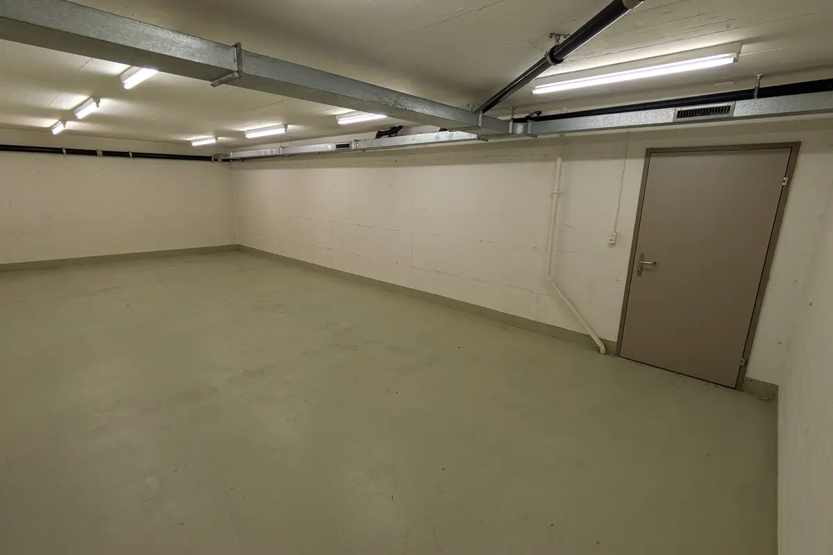 Storage room 46.0m2 Lagerraum Schlieren - Uitikonerstrasse 2/4 (VERFÜGBAR AB MITTE MÄRZ)