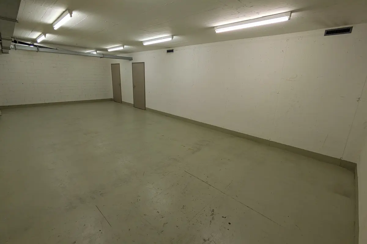 Storage room 46.0m2 Lagerraum Schlieren - Uitikonerstrasse 2/4 (VERFÜGBAR AB MITTE MÄRZ)
