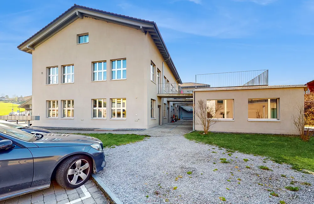 Garde-meuble Attraktive Gewerbefläche mit viel Raum und Parkmöglichkeit