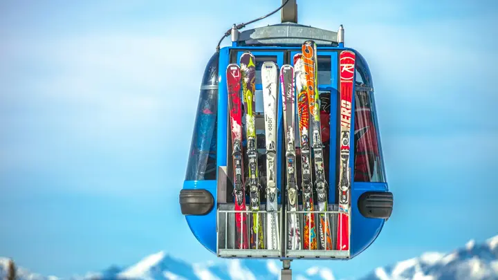 Skier richtig lagern: So bringst du deine Ausrüstung richtig unter
