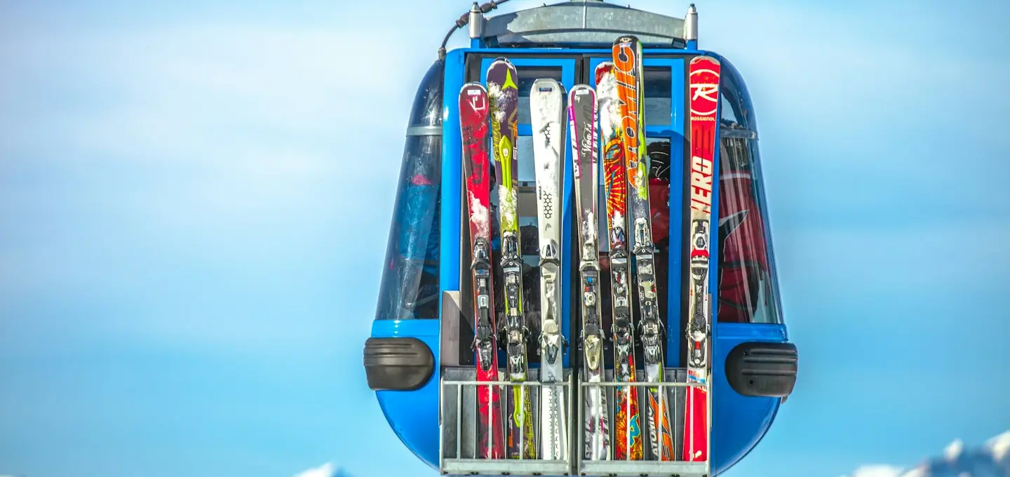 Skier richtig lagern: So bringst du deine Ausrüstung richtig unter