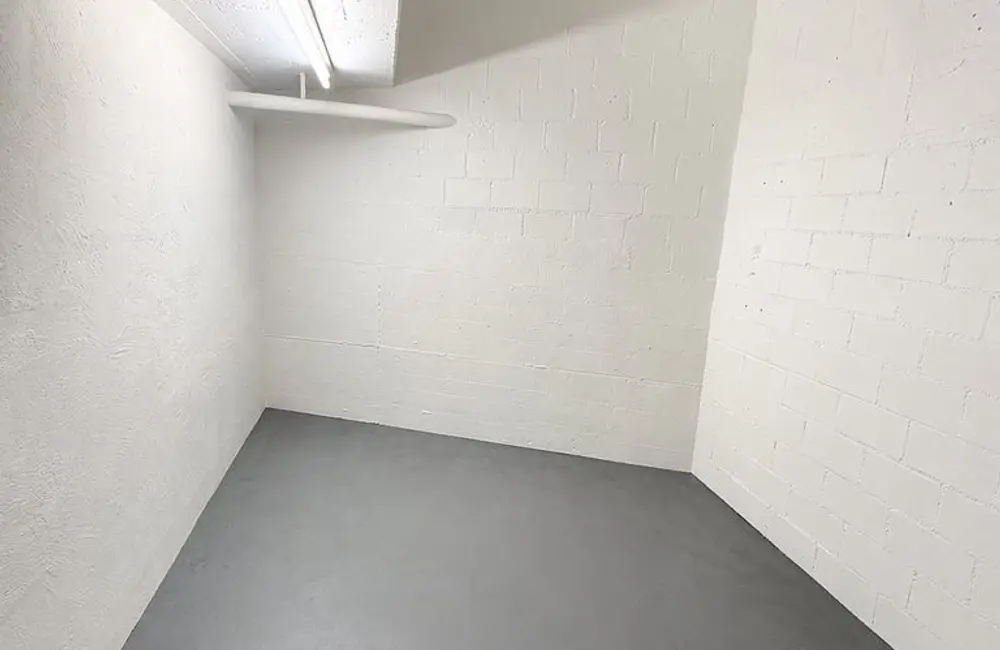 Lagerraum mieten Grosser Lagerraum in Oerlikon mit Nasszelle und Garderobe