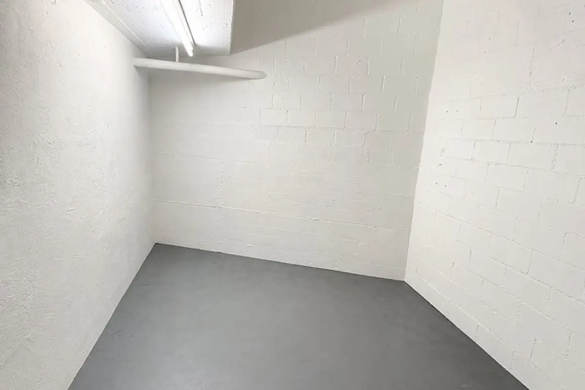 Storage room Grosser Lagerraum in Oerlikon mit Nasszelle und Garderobe