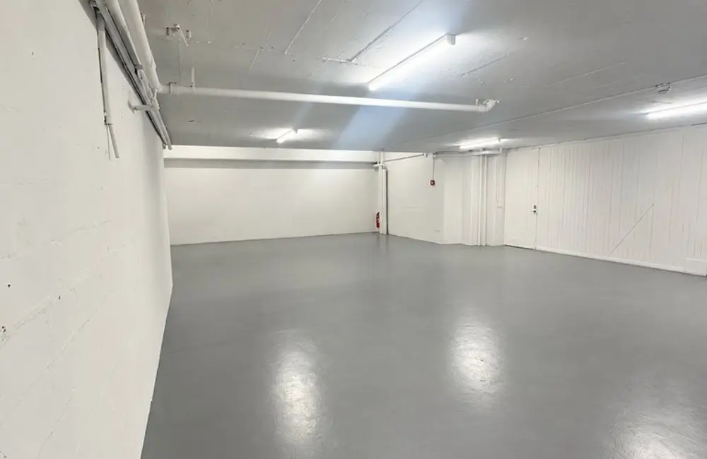 Lagerraum mieten Grosser Lagerraum in Oerlikon mit Nasszelle und Garderobe