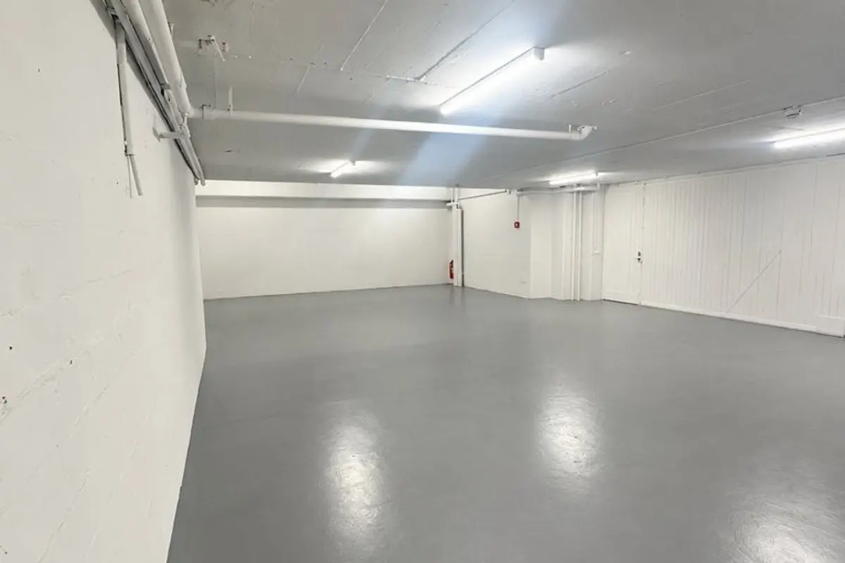 Storage room Grosser Lagerraum in Oerlikon mit Nasszelle und Garderobe