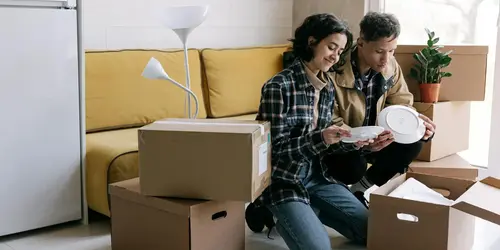 So kannst du Geschirr für den Umzug verpacken: Tipps und Tricks