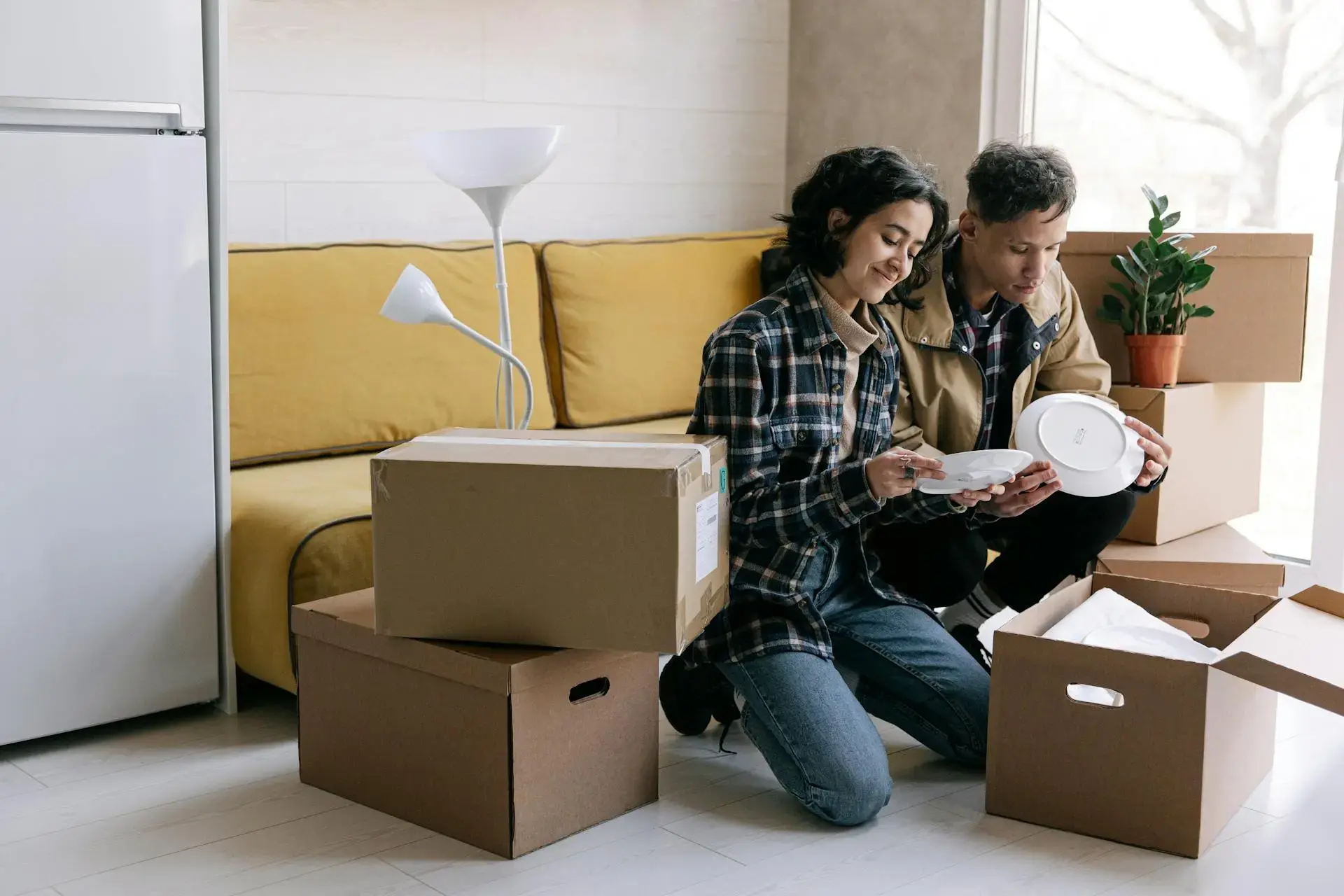 So kannst du Geschirr für den Umzug verpacken: Tipps und Tricks