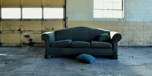 Möbel in der Garage lagern: Ist das überhaupt erlaubt?