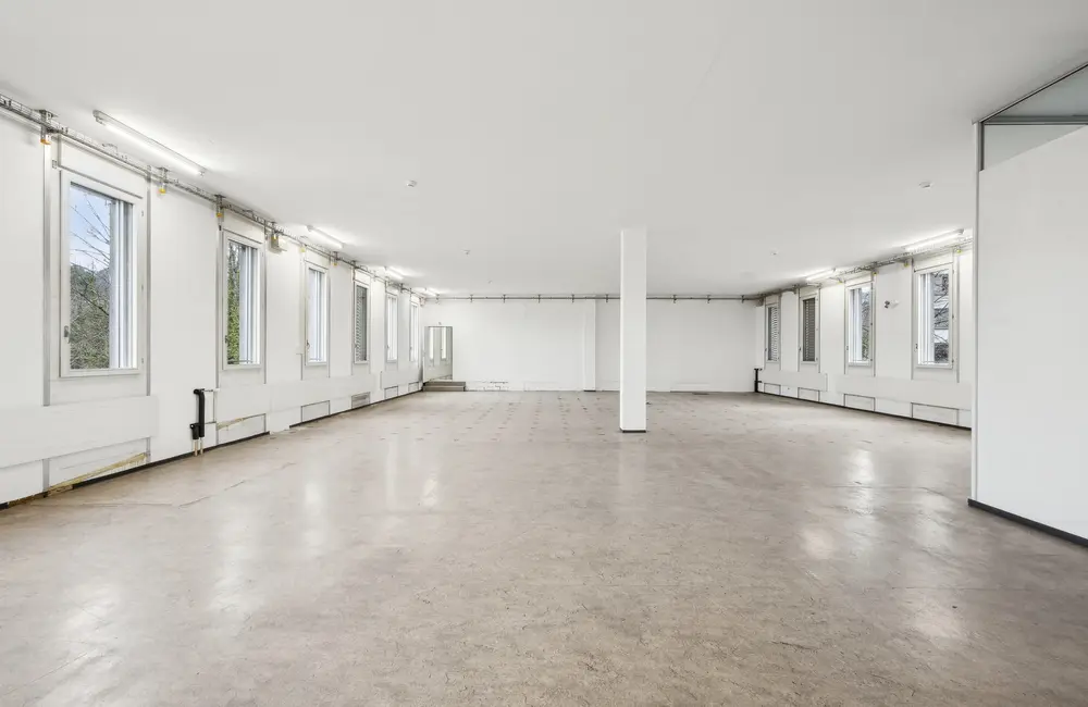 Storage room Mehr Platz für Ihr Business: 305 m² Lagerfläche mit Warenlift