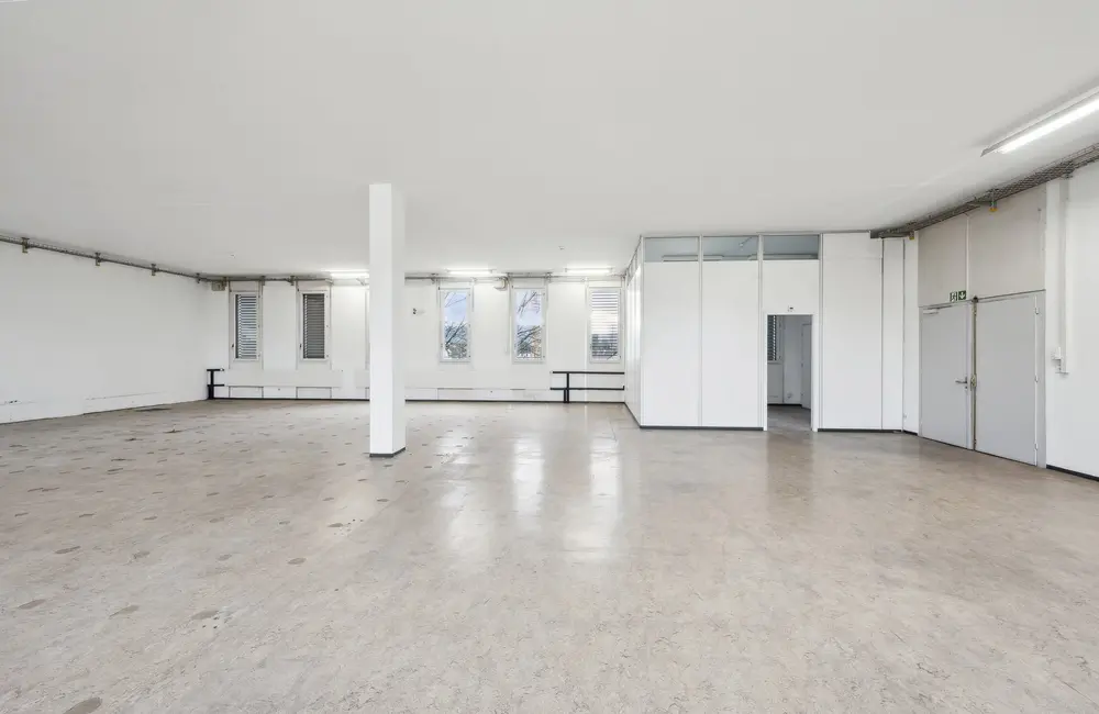 Storage room Mehr Platz für Ihr Business: 305 m² Lagerfläche mit Warenlift