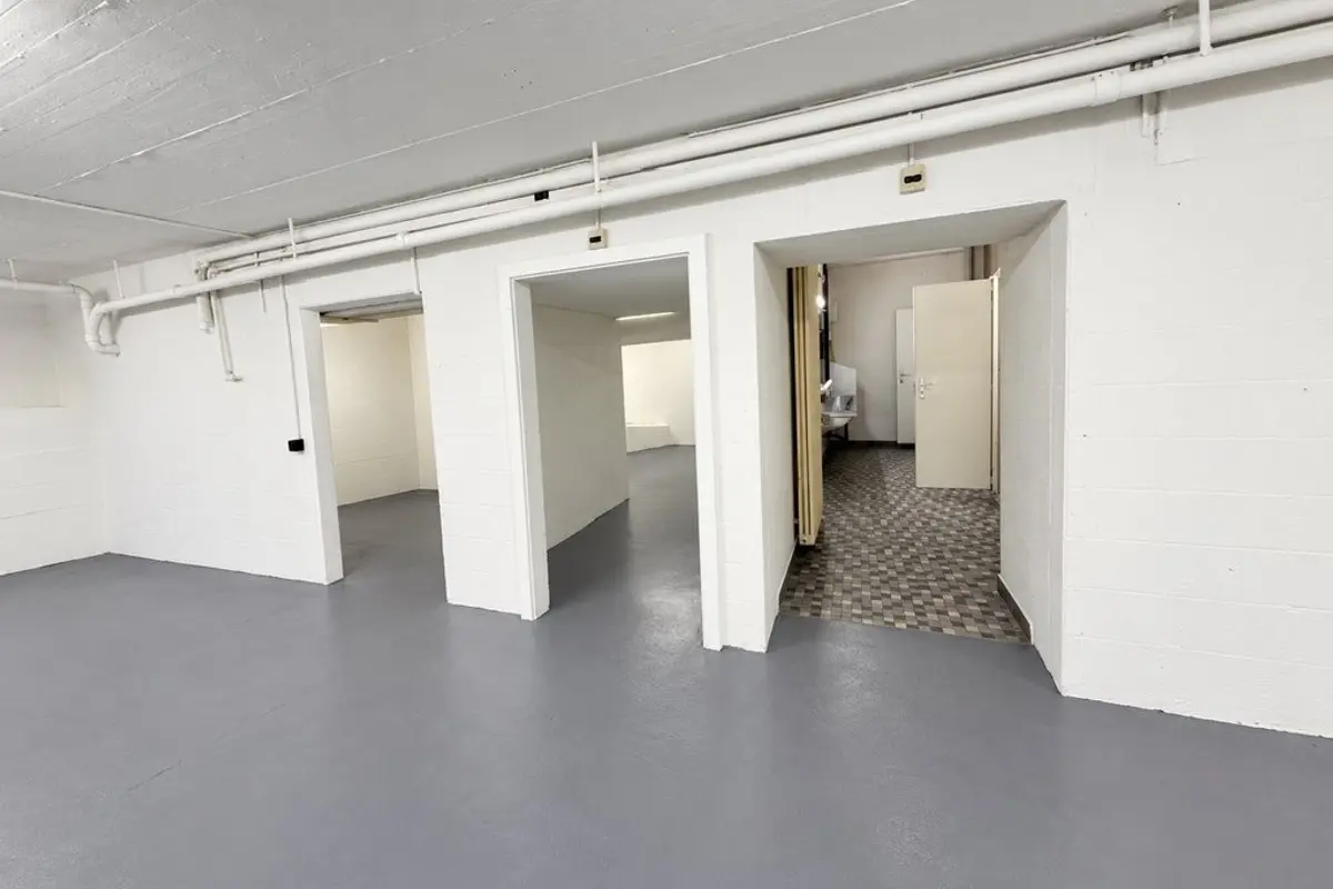 Storage room Grosser Lagerraum in Oerlikon mit Nasszelle und Garderobe