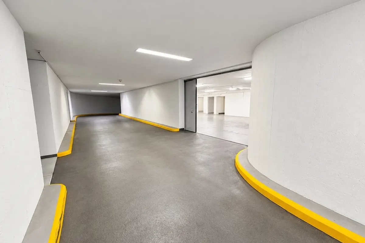 Storage room Grosser Lagerraum in Oerlikon mit Nasszelle und Garderobe
